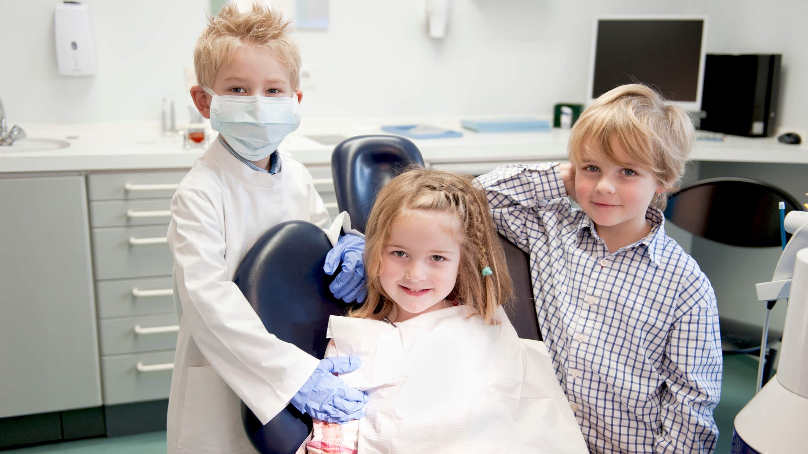 Детская стоматология отзывы о врачах. Ребенок у стоматолога. Стоматология дети. Стоматология детский врач. Дети играют в стоматолога.